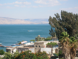 Jesus lebte und lehrte in Galilee. Sehr selten verlasste er die Grenzen von dem Gebiet:hauptsächlich drei Mal im Jahr nach Jerusalem