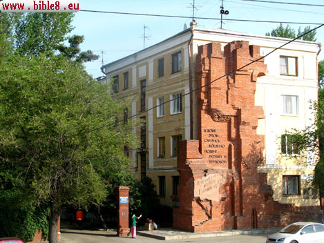 Этот дом, может быть, можно назвать центром и переломным пунктом Сталинградского Армагеддона. В ночь на 27 сентября 1942 года штурмовая группа из трех человек под руководством сержанта Якова Павлова отбили дом у немцев, и еще три дня удерживали его своими силами. Затем по прорытой траншее подошло подкрепление, и защитников дома стало 24. Они держали оборону 58 дней, и держались до конца. На 59 день начали наступление, которое уже продолжалось до Берлина