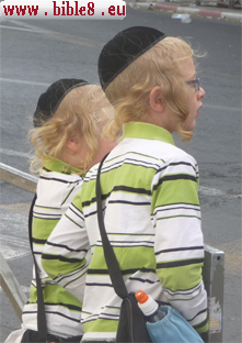 Der Kleine David hatte weiГџe Locken, vielleicht wie diese zwei jüdische Jüngen auf der StraГџe Jerusalems