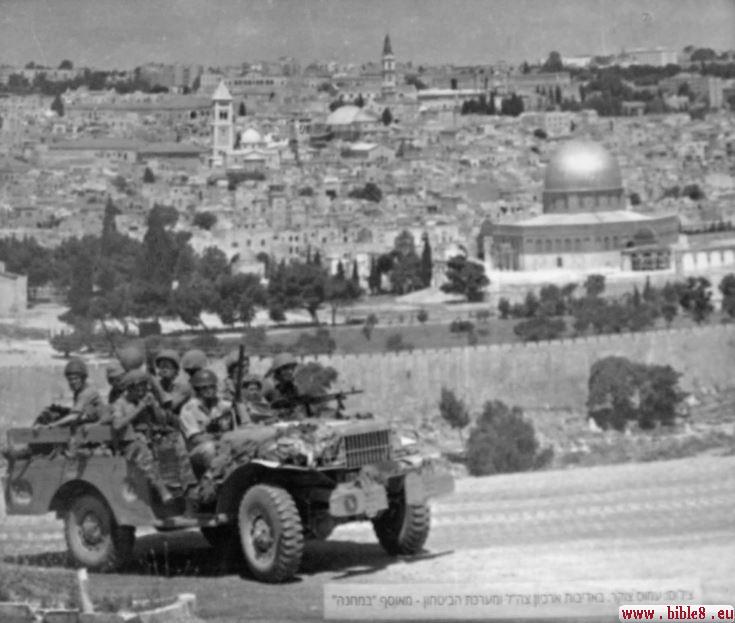  Израильские солдаты приближаются 
к Храмовой горе - своей самой большой Святыне.