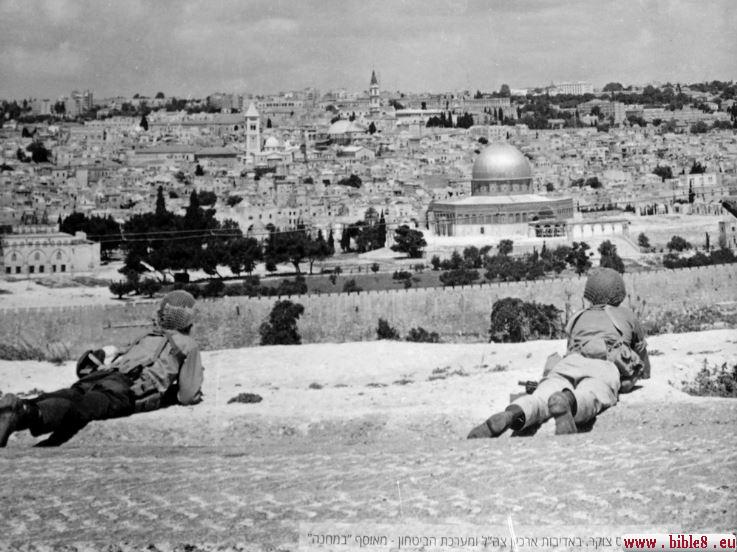  Израильские солдаты приближаются 
к Храмовой горе - своей самой большой Святыне.