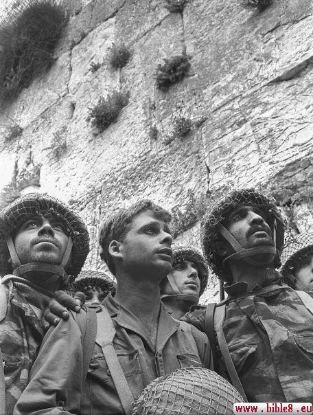 Израильские десантники дошли до Стены Плача.