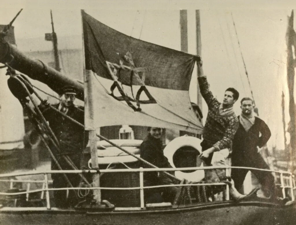 В 1920–1930-х годах синий и белый цвета в сочетании с золотой звездой стали главными символами сионистского движения.
 В 1934 году журнал National Geographic опубликовал эту фотографию корабля Эмануэль. Экипаж этого торгового корабля 
 состоял из евреев, Эмануэль курсировал между Европой и Палестиной
