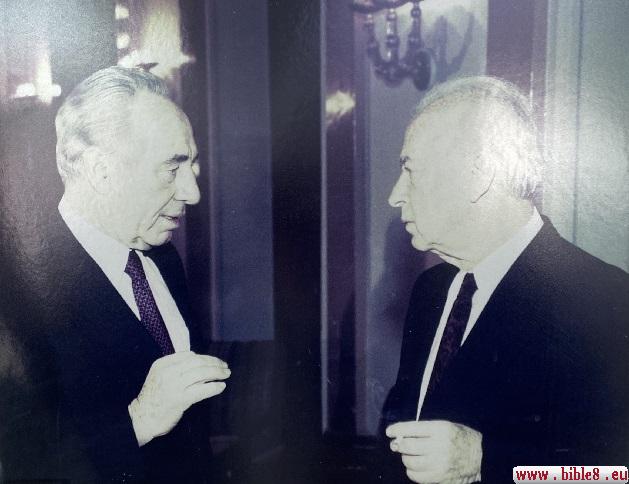 Шимон Перес и Ицхак Раббин. Фотография с КПП имени Ицхака Раббина на границе между Израилем и Иорданией.
