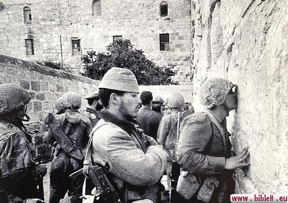 1967 год: Израильские военные у Стены Плача.