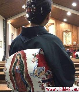 Современная японская Христианка в Церкви.