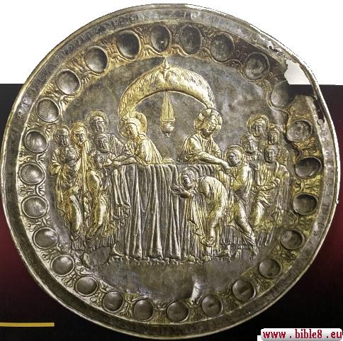 Фреска из Древнего Египта, изображающая сцену рыболовства и сбора улова. Мужчины в белых накидках несут рыбу и ловят её в сетях среди тростников у воды.. 