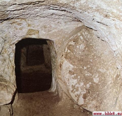 Древняя Иудейская гробница, у которой сохранился круглый камень, которым задвигали вход