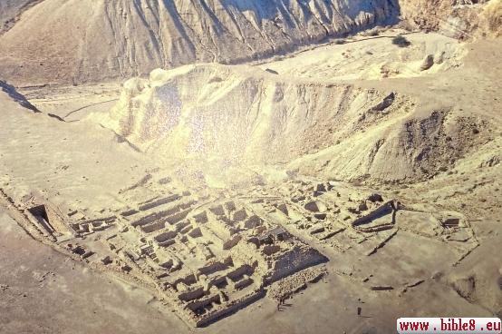 Вид на кумран с высоты птичьего полёта или, как говорят по современному, с дрона.