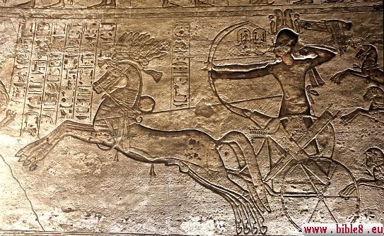 это изображение представляет и самомго Рамсеса II - фараона, которого считают тем самым, кто противостоял
Моисею