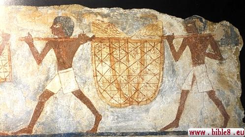 Фреска из Древнего Египта, изображающая двух мужчин, несущих большую сеть, наполненную птицами.