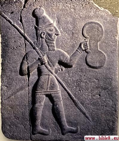 Барельеф с изображением хеттского воина или божества — фигура в остроконечном шлеме, с копьём и булавой в руках. Каменная плита, характерная для хеттского искусства бронзового века.