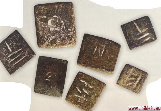 Предполагают, что эти бронзовые таблички с буквами - гири, которые Финикийцы использовали
при торговле.