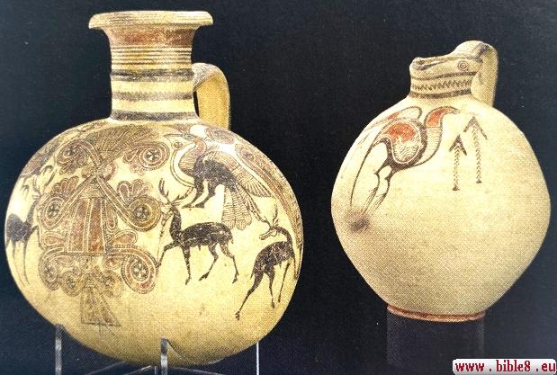 Здесь также говорится об экспорте экзотических животных (павлинов, обезьян) 
для царского двора царя Саломона. Эти сосуды с изображением павлина и других животных
датируются 7-8 веками до н.э. и были найдены на Кипре. 
Кипр был самым первым торговым постом для торговли финикийцев.