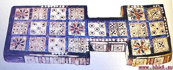 Игровая доска их Ура(2600 г. до н.э.). Орнамент сделан из синего камня, ракушек, косточек, красной краски и 
известняка