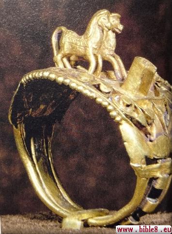 Золотое кольцо с конями фараона Рамсеса II, о котором - как предполагают - и идёт речь в 
этой главе. 